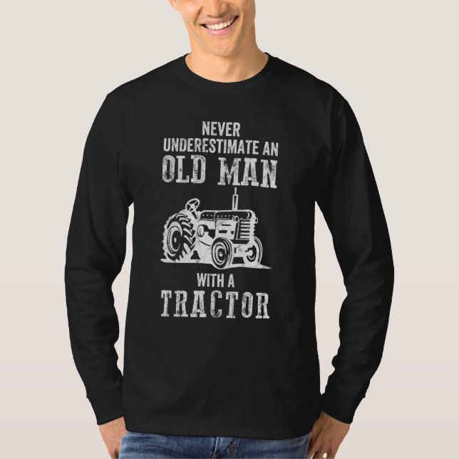 Mens Never Underestimate An Old Man With A Tractor T Shirt (Framsida)