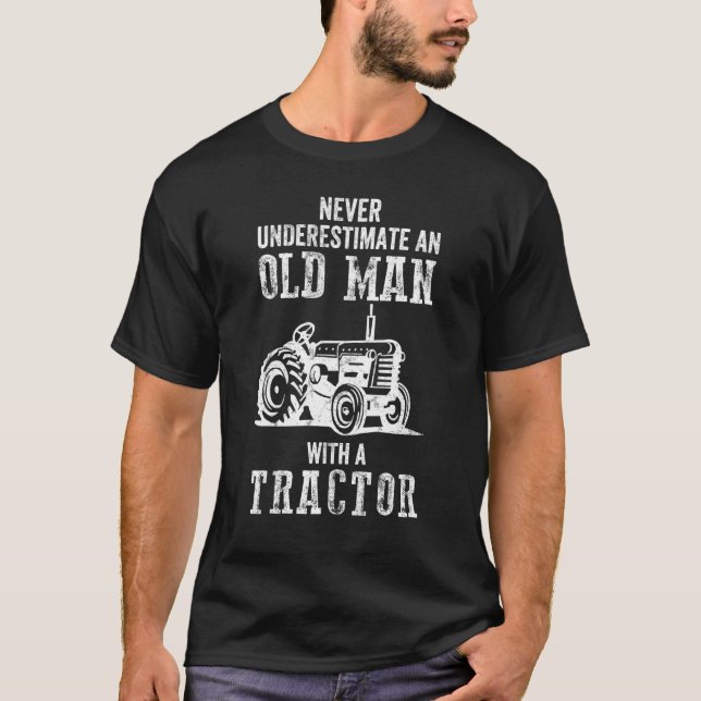 Mens Never Underestimate An Old Man With A Tractor T Shirt (Framsida)