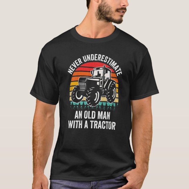 Mens Never Underestimate An Old Man With A Tractor T Shirt (Framsida)