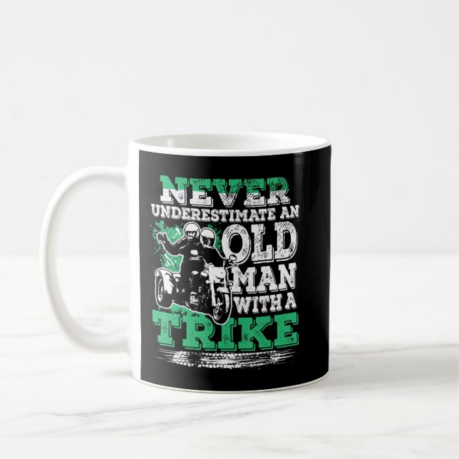 Mens Never Underestimate An Old Man With A Trike C Kaffemugg (Vänster)