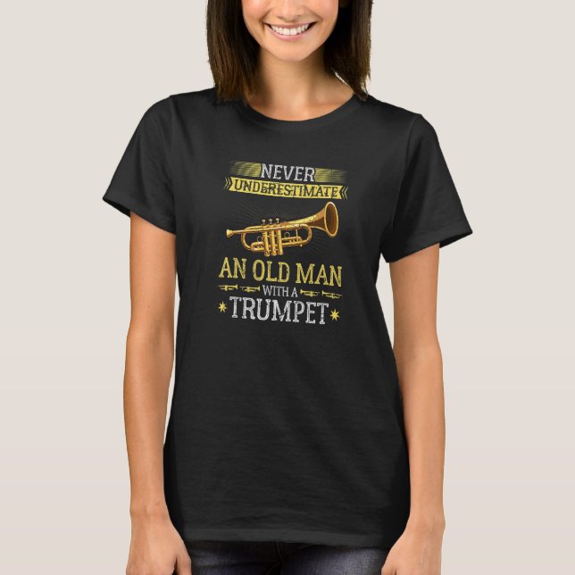 Mens Never Underestimate an Old Man with a Trumpet T Shirt (Framsida)
