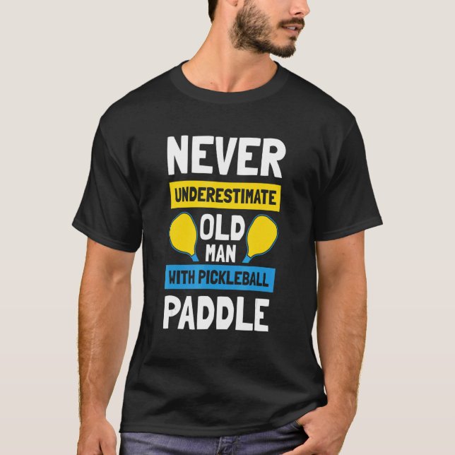 Mens Never Underestimate Old Man with Pickleball P T Shirt (Framsida)