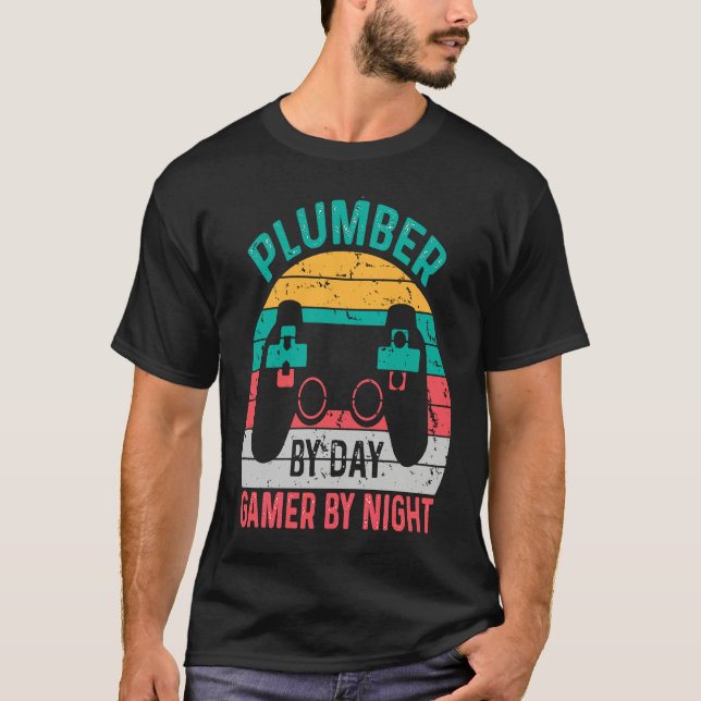 Men's  Plumber By Day Gamer By Night T Shirt (Framsida)