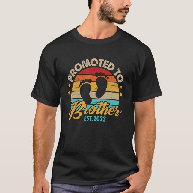 Mens Promoted to Brother 2023 Father's Day  First  T Shirt (Framsida)