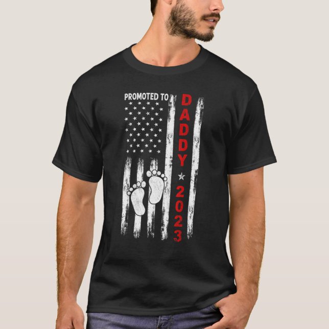 Mens Promoted To Daddy 2023 Us Flag First Time Dad T Shirt (Framsida)