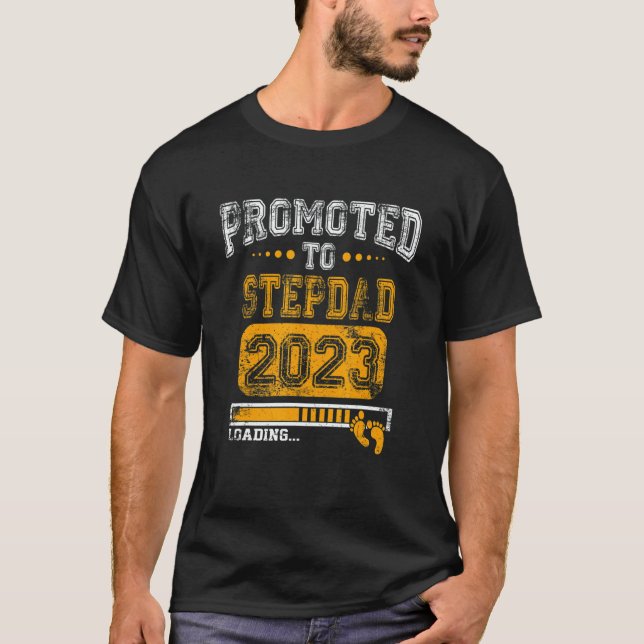 Mens Promoted To Stepdad 2023 Soon To Be New Dad 2 T Shirt (Framsida)