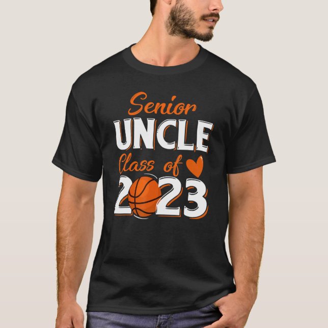 Mens Proud Uncle Of A 2023 Senior Basketball Gradu T Shirt (Framsida)