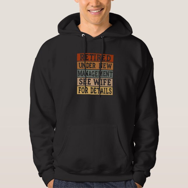 Mens Retired Under New Management See Wife For Det Hoodie (Framsida)