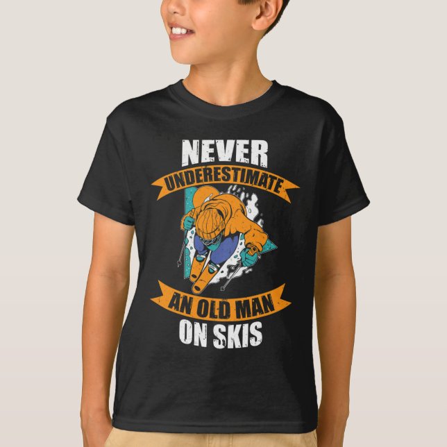 Mens Ski Funny Skiing Never Underestimate An Old M T Shirt (Framsida)