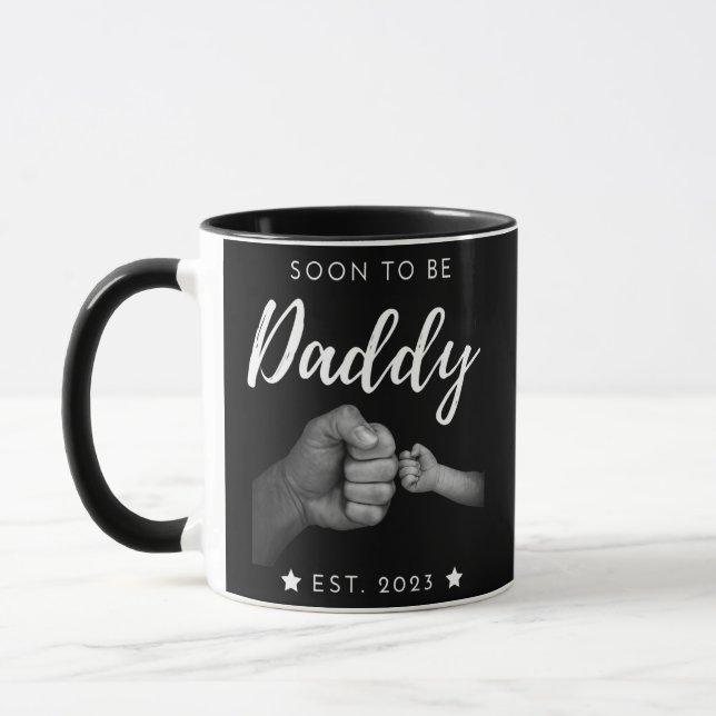 Mens Soon To Be Daddy Est 2023 Retro Fathers Day Mugg (Vänster)