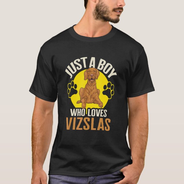 Mens Vizsla Just A Boy Who Loves Vizslas Hungarian T Shirt (Framsida)