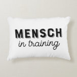 Mensch in Training Nursery accent Pillow Prydnadskudde<br><div class="desc">Den här föraktliga jiddistiska kudden är perfekt för din sons dagis!</div>