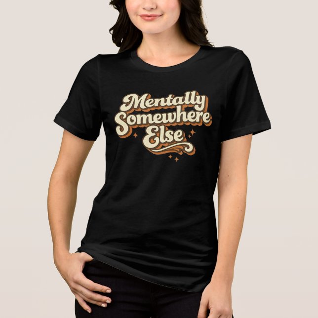 Mentalt Någon Annanstans Retro 70-tals Typografi T Shirt (Framsida)