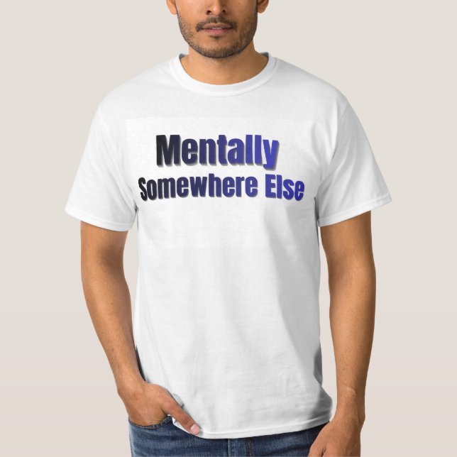 Mentalt Någon Annanstans Rollig Introvert T-Shirt (Framsida)