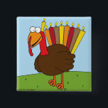 Menurkey klämmer fast knapp<br><div class="desc">Detta klämmer fast särdrag charma,  karismatiska Menurkey (kombinationsmenoran och Turkiet),  i firande av Chanukah-Thanksgivingen övergångshelgdag detta år.</div>