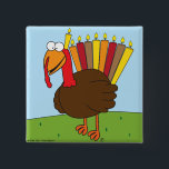 Menurkey klämmer fast knapp<br><div class="desc">Detta klämmer fast särdrag charma,  karismatiska Menurkey (kombinationsmenoran och Turkiet),  i firande av Chanukah-Thanksgivingen övergångshelgdag detta år.</div>