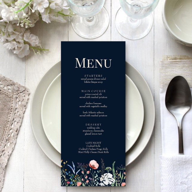 Meny Kort för Marinblå Vildblommeäng Bröllop (Navy Blue Wildflower Meadow Wedding Menu Card on a boho white wedding dinner table.)
