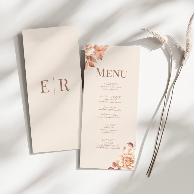 Menykort för det moderna Ro Blommigt Monogram Bröl Meny (Modern Rose Gold Floral Monogram Wedding Menu Card on a sunny white table.)