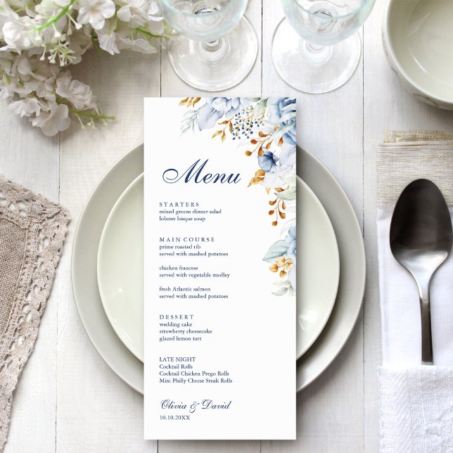 Menykort för Modern Blue and Guld Blommigt Bröllop Meny (Modern Blue and Gold Floral Wedding Menu Card on an elegant wedding table with white flowers.)