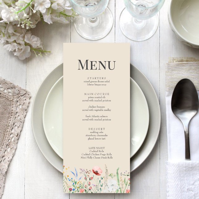 Menykort för Taupe Wildbloms Meadow Bröllop Meny (Taupe Wildflower Meadow Wedding Menu Card on a boho white wedding dinner table.)
