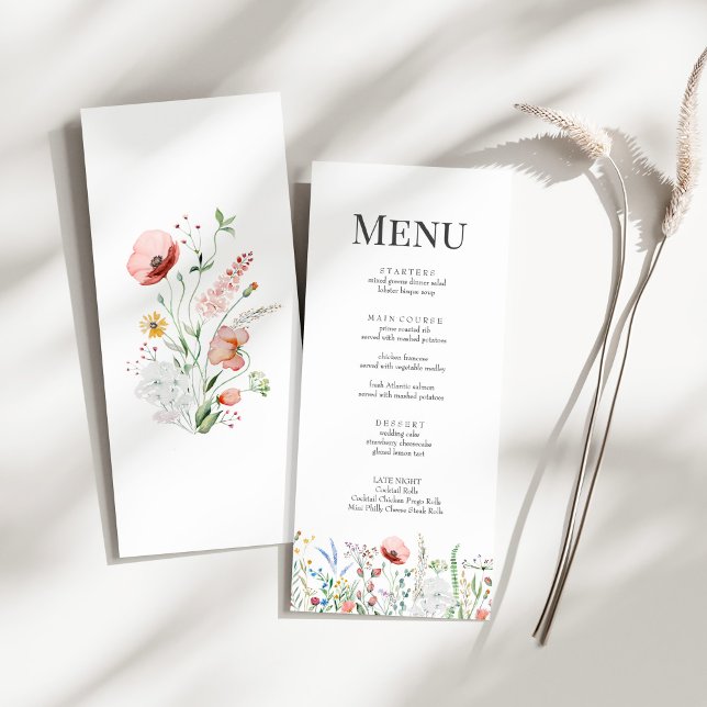 Menykortet Tiny Wildblomme Meadow Bröllop Meny (Tiny Wildflower Meadow Wedding Menu Card on a sunny white table with a dry wildflower.)