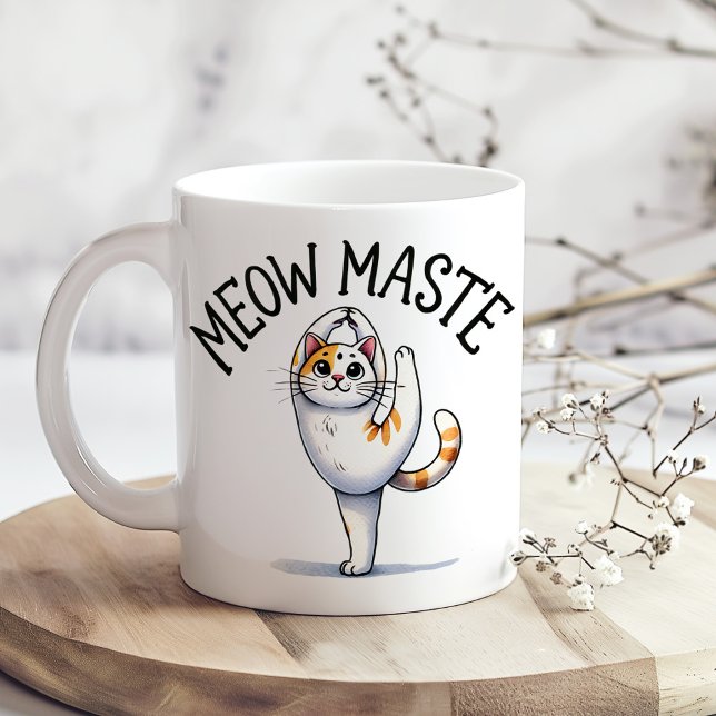 "Meow Maste" Lover's Kaffemugg ("Meow Maste" Funny Cat Lover's Coffee Mug on a boho kitchen table with tiny flowers)