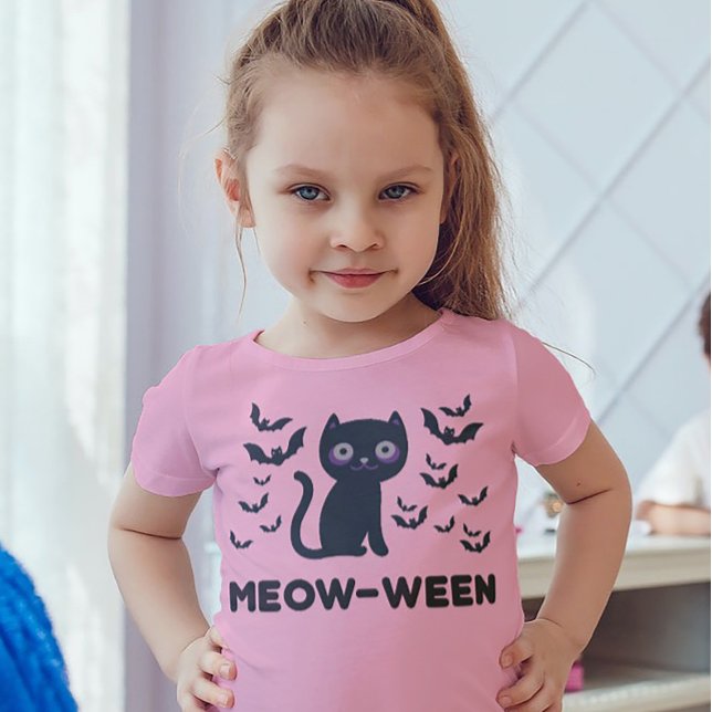 Meow-ween Delight: Black Cat och Fladdermus Hallow T Shirt (Cute, spooky, and totally purr-fect for Halloween fun!)