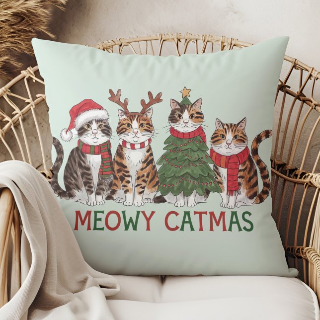 Meowy Catmas Funny Holiday Cats - Christmas Decor  Kudde (Meowy Catmas Funny Holiday Cats - Christmas Decor Throw Pillow in a boho rattan armchair.)