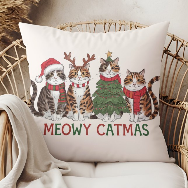 Meowy Catmas Roliga Högtids Katter - Juldekoration Kudde (Meowy Catmas Funny Holiday Cats - Christmas Decor Throw Pillow in a boho rattan armchair.)
