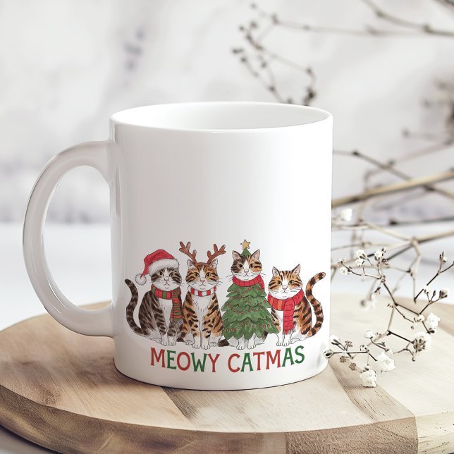 Meowy Catmas Roligt Jul Katter Present För Julen Kaffemugg (Meowy Catmas Funny Christmas Cats Holiday Gift Coffee Mug on a boho kitchen table.)
