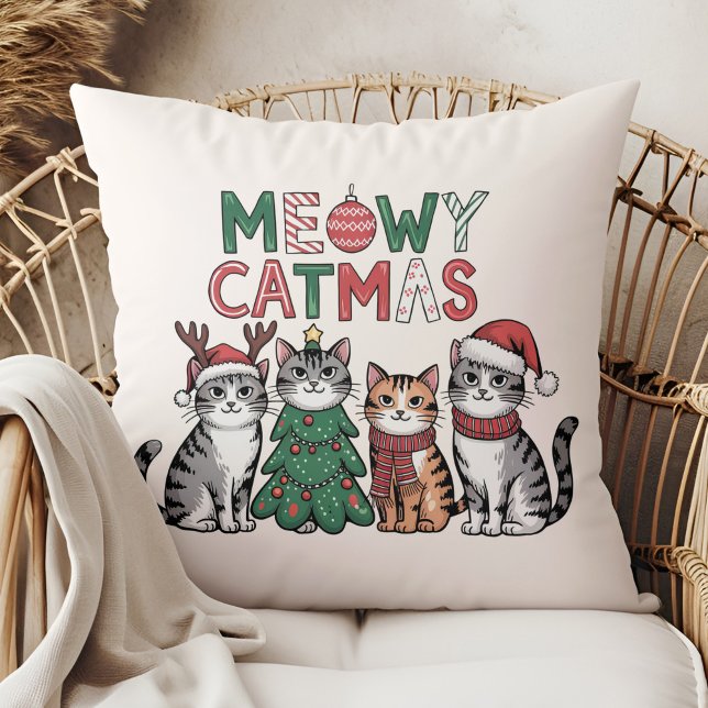Meowy Catmas Söta Julkatten - Juldekoration Kudde (Meowy Catmas Cute Christmas Cats - Holiday Decor Throw Pillow in a boho rattan armchair.)