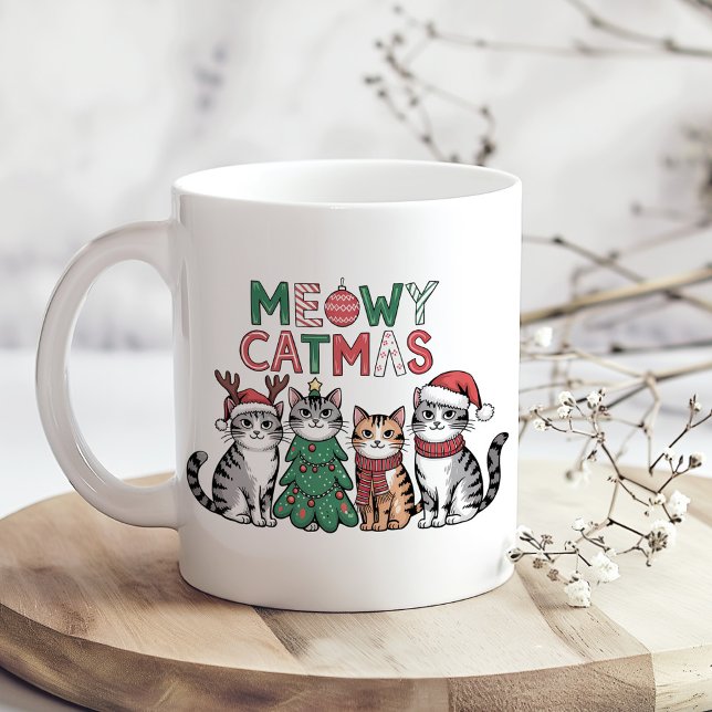 Meowy Catmas söta julkatten – rolig högtid Kaffemugg (Meowy Catmas Cute Christmas Cats – Funny Holiday Coffee Mug on a wooden kitchen table.)