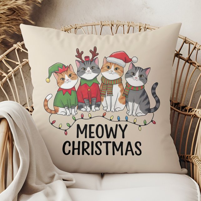 Meowy jul Roliga katter - Söt högtid  Kudde (Meowy Christmas Funny Cats - Cute Holiday Throw Pillow in a boho rattan armchair.)