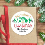 Meowy Little jul Cat Lover Runt Klistermärke<br><div class="desc">Den här kattjuldesignen har uttrycket "Ha en MEOWY-liten jul" på vit rött, grönt och guld-typografi med söta små whisky och ett pawprint! Perfekt för kattälskare! Variationer i den här utformningen och matchande artiklar finns i vår butik! Kontakta oss om du vill att den här designen ska ändras för det specifika...</div>