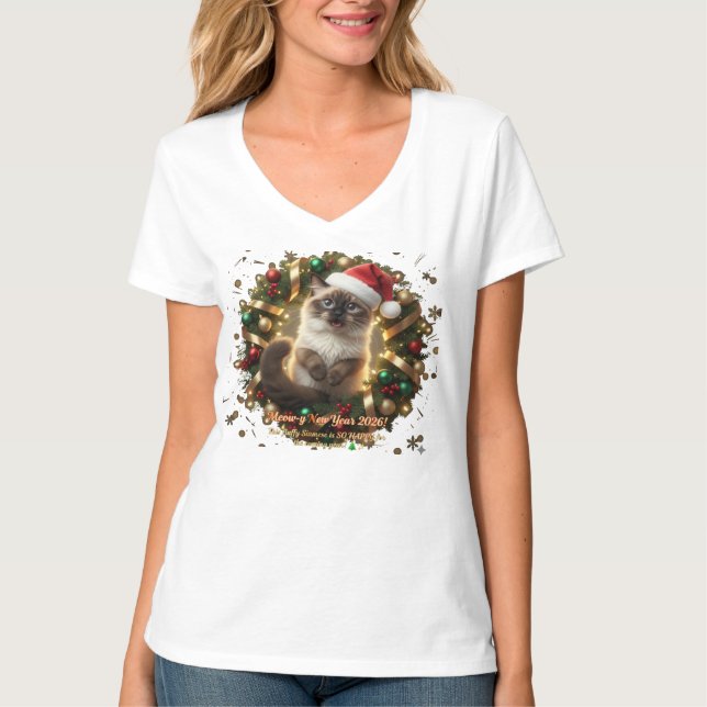 Meowy New Year 2026 – Fluffy Siamese Cat in Christ T Shirt (Framsida)