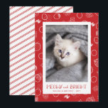 Meowy och Bright | Röd | Foto på sällskapsdjur Julkort<br><div class="desc">Det här roligt helgdag-fotokortet har ett modernt konst mönster av cirklar och suger över en anpassningsbar färg bakgrund.</div>