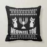 Meowzel Tov Chanukah Jewish Cat Owner Hanukkah Kudde<br><div class="desc">Underbar Meowzel Tov Hanukah-välsignelse till en Pub Mitzvah Cat-älskare. Även en underbar Chanukah-kläder som firar festivalen i ljus. Lustigt Hanukah Pijama med de två cates och menorah.</div>