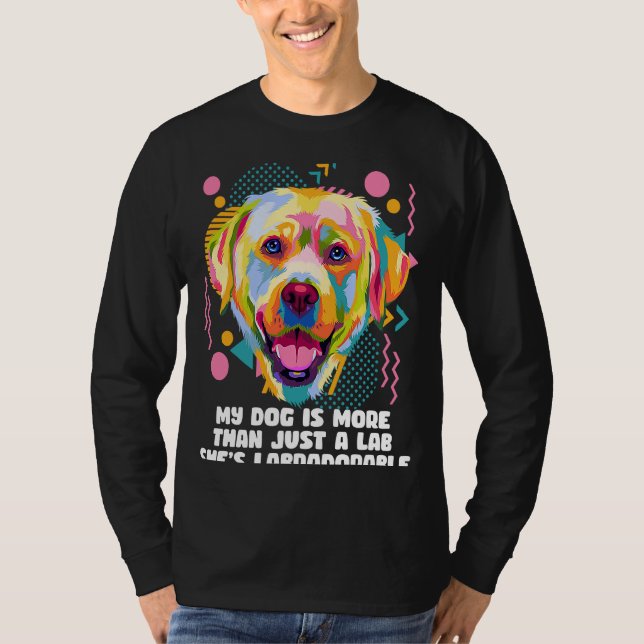 Mer än en lab Shes Labradorable Labrador Retrie T Shirt (Framsida)