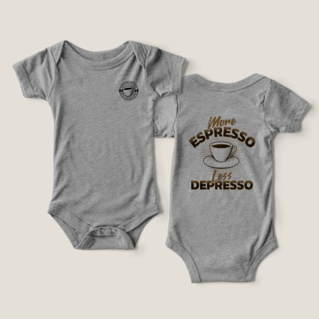 Mer Espresso Mindre Depresso – Kaffe Citat Design T Shirt (Design fram och bak)