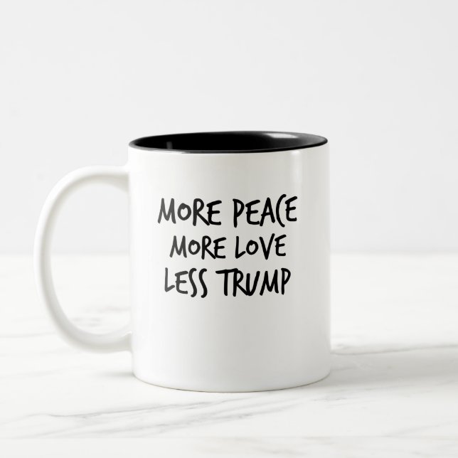 Mer fred mer kärlek mindre trumfAntiTrump gåva Två-Tonad Mugg (Vänster)