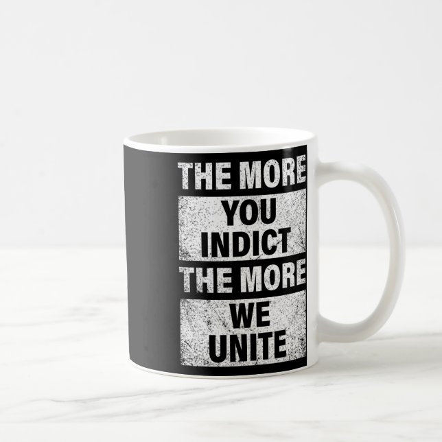 Mer information är ju mer vi förenar trumpanklagel kaffemugg (Höger)