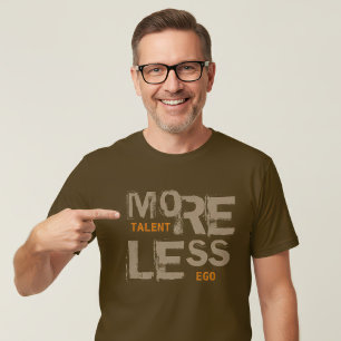 Mer talang Mindre ego Modern typografi Cool Citat T Shirt