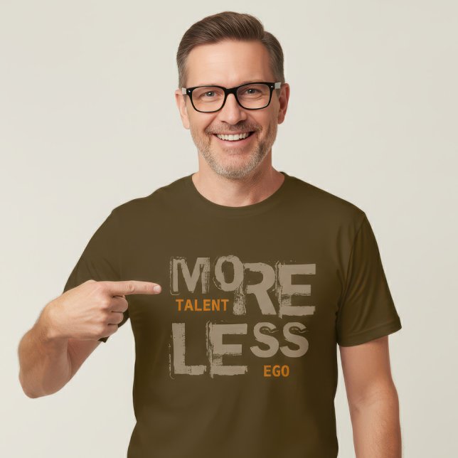 Mer talang Mindre ego Modern typografi Cool Citat T Shirt (Skapare uppladdad)