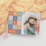 Mera och färgstark modern julfoto julkort<br><div class="desc">Fira säsongen i stil med vårt "Merry & Bright"-fotokort, en djärv och dynamisk perfekt för dem som kärlek en roligt, en modern tradition. Med färgfulla fyrkanter i orange, gult, grönt, rosa och blått, var och en brev av "merry & bright"-pekarna inuti sitt eget vibrerande block. Nedan visas din familj namn...</div>