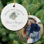 Mera och gifta vårt första julfoto julgransprydnad keramik<br><div class="desc">Minneshögtidlighålla din första julhelg tillsammans med fotokeramiskt prydnadsämne "Merry & Married Vår första jul". Den här personligen är designad för nya lyweds och har en liten utformning och en varm accent från säsong. Idealiskt för par av alla slag, fångas kärnan i kärlek och unionen och skapar ett bestående minne på...</div>