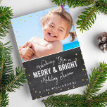 Mera och ljus Guld-konfetti-foto till jul Julkort<br><div class="desc">Skicka ditt kort i stil med den här festliga designen med ord "Wishing you a Merry & Bright Julhelg" och faux guld-konetti sprinkled på kant av en kritbakgrund. Lägg till fotot och namn längst fram. På baksidan finns plats för ditt anpassningsbar-meddelande och 2 linjer extra text. Roligt och festlighet med...</div>