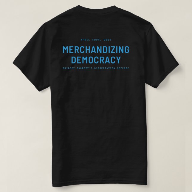 "Merchandizing Democracy" Tjärblå text T Shirt (Design baksida)
