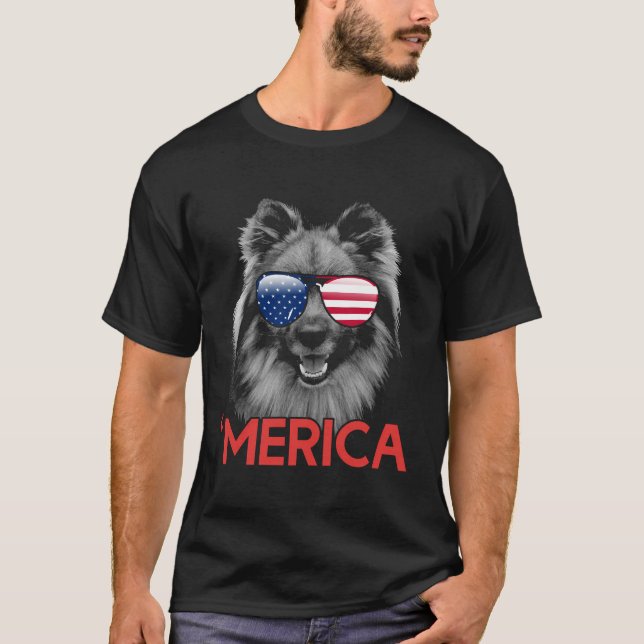 Merica Keeshond American Flagga 4:e juli T Shirt (Framsida)