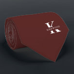 Merlot-Red Elegant Monogram   Namn | Ensidig Slips<br><div class="desc">En elegant Ensidig halsduk med ett fet vitt monogram över en djup Merlot-Red-bakgrund.  Ovanpå detta monogram sitter ditt förnamn eller efternamn som är skrivet i alla huvudstäder.  Över 40  unika färg finns i både ensidiga och tvåsidiga versioner. Du kan bläddra bland dem genom att klicka på samlingslänken.</div>