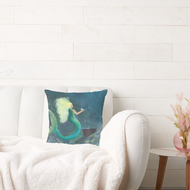 Mermaid with her pearl cushion throw pillow kudde (Soffa)